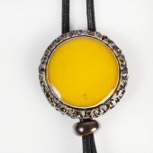 Ilgas pakabukas su kutais - kaubojaus geltonas kaklo vėrinys dekoruotais kraštais